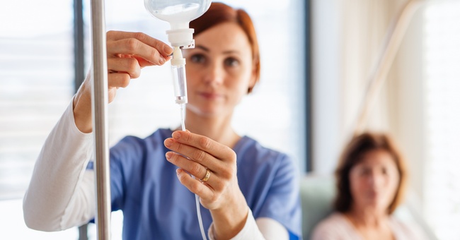 Eine Krankenschwester bereitet eine Infusionslösung vor. © Shutterstock