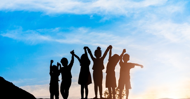 Mehrere Kinder halten sich an den Händen. © Shutterstock