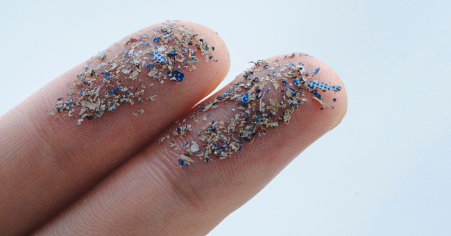 Nahaufnahme von Mikroplastik. © Shutterstock