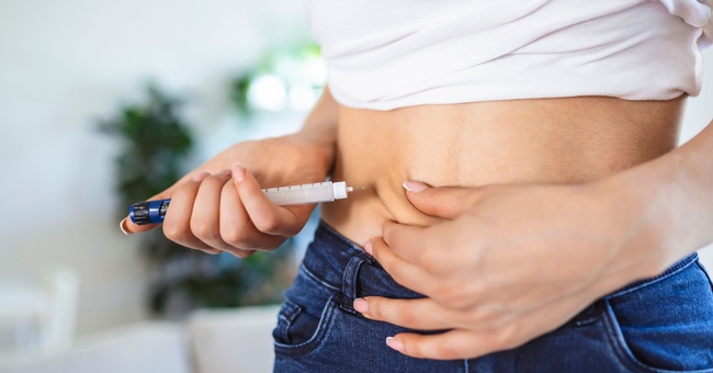 Bei NPH-Insulin muss der Insulinpen vor der Injektion 20 x sanft geschwenkt oder zwischen den Handflächen gerollt werden. © Shutterstock