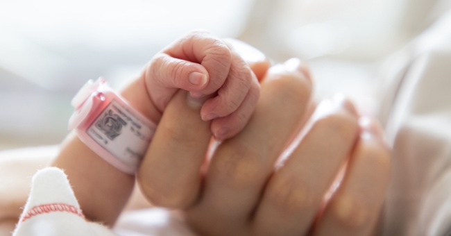 Symbolbild: Die Hand eines frühgeborenen Babys. © Shutterstock