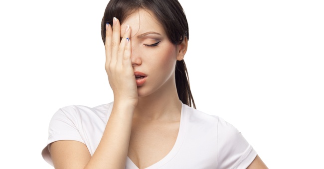 Symbolbild: Eine Frau mit Kopfschmerzen. © Shutterstock