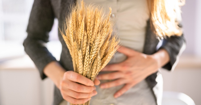 Bei Zöliakie kommt es durch Schädigung des Dünndarms zu Symptomen wie Blähungen und veränderten Stuhl­gewohnheiten. © Shutterstock