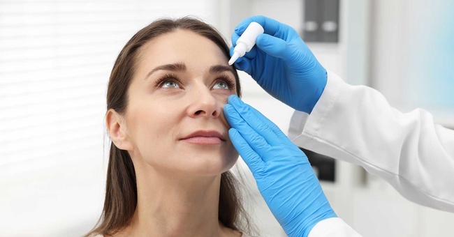 Augentropfen bei Hornhautentzündung © shutterstock