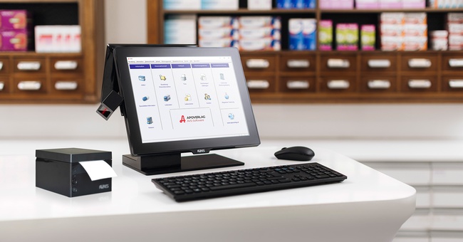 Zu sehen ist die Tara und das Computersystem einer Apotheke.  © Lukas Lorenz