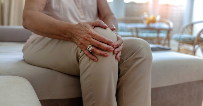 Zu den typischen Symptomen einer Arthrose zählen Schmerzen beim Treppensteigen, Anlaufschmerz und Knacken oder Knirschen des Knies nach langem Sitzen. © Shutterstock