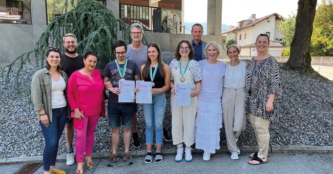 Die Tiroler Gewinnerinnen mit Mag. Mestan und ihren Lehrer:innen © Mag. Mestan