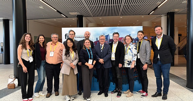 Die österreichische Delegation beim FIP World Congress 2025  in Kopenhagen mit FIP-Präsident Paul Sinclair. Die Vertreter:innen von VAAÖ, AFÖP und Apothekerkammer präsentierten u.a. erfolgreich die heimische Medikationsanalyse-Studie und knüpften wichtige internationale Kontakte. © beigestellt