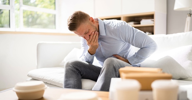 Mann mit Übelkeit © iStock