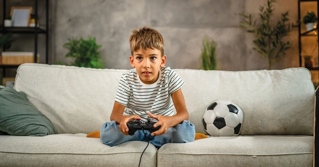 Kind spielt mit Play Station © iStock