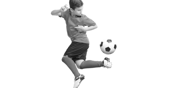 Bub mit Fußball © iStock