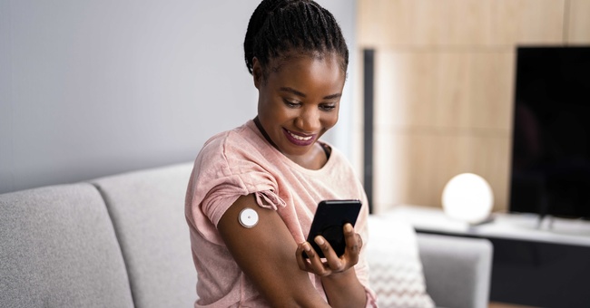 Das Smartphone dient bei manchen CGM als Empfänger. Der aktuelle Glucosewert lässt sich jederzeit ablesen. © Shutterstock