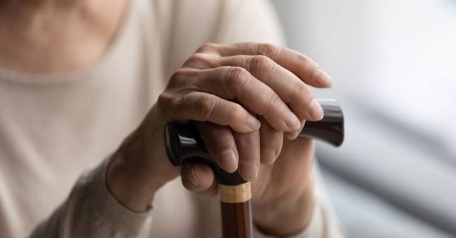 Ältere Person mit Gehstock © shutterstock