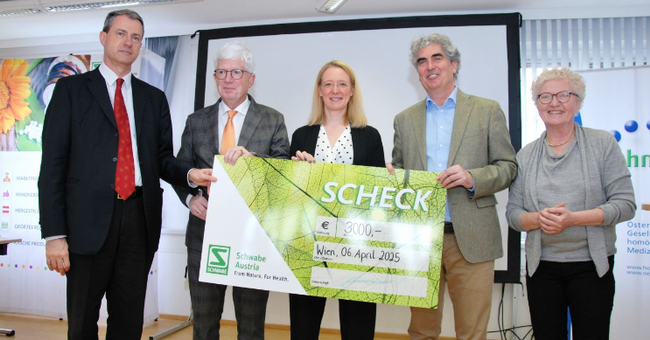 v. l. n. r.: Dr. Fritz Gamerith (Geschäftsführer Schwabe Austria GmbH), Dr. Michael Frass (Co-Autor), Dr. Petra Weiermayer (Co-Autorin), Dr. Michael Takacs (Studienleiter) und Dr. Susanne Diez (Präsidentin der Österreichischen Gesellschaft für Homöo­pathische Medizin) © Baumann 