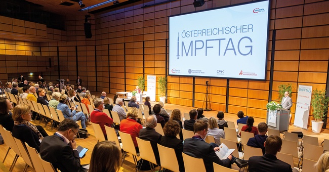 Gesundheitsminister Johannes Rauch lobte die großartigen Leistungen in Bezug auf die COVID-Impfstoffe. © Akademie der Ärzte