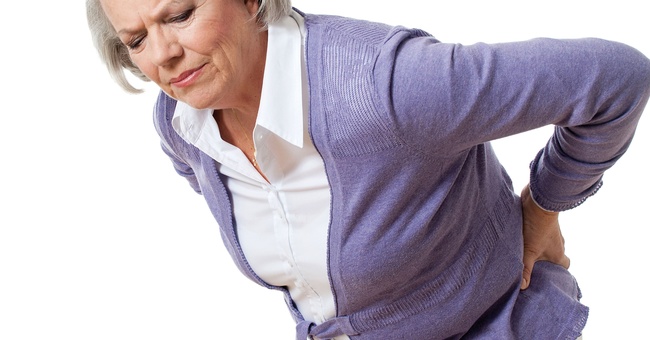 Frau mit Rückenschmerzen © Shutterstock