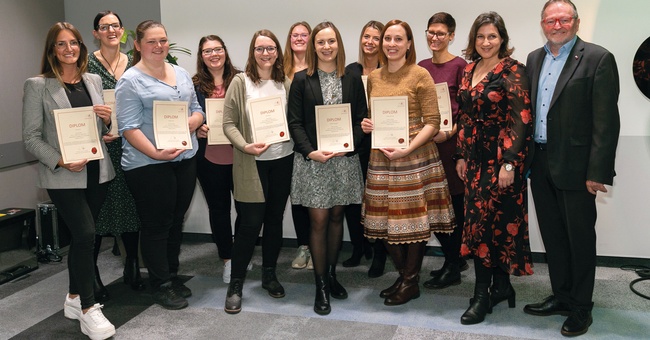Grund zum Feiern: Der Laudator Mag. pharm. Paul Hauser und Mag. pharm. Silvia Visotschnig (2. v. r.) mit den Diplomandinnen des Lehrgangs. © Renee Del Missier