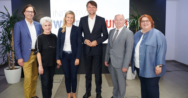 Die Teilnehmer:innen des Dialogforums der Initiative Wund?Gesund!: Mag. Philipp Lindinger, Birgit Meinhard-Schiebel, Mag. Mariella Leitner-Frisee, Peter Lehner, Mag. pharm. Heinz Haberfeld und Mag. Martina Laschet (v. l. n. r.). © APA Fotoservice Hörmandinger