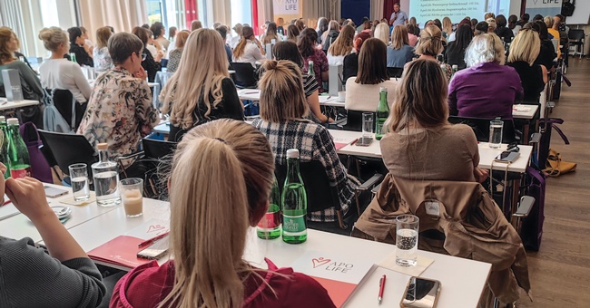 Am 7. Oktober trafen sich fast 200 Pharmazeutisch-kaufmännische Assistent:innen aus ganz Österreich in Kaprun zum diesjährigen PKA-Kongress der ApoLife-Apothekengruppe. © ApoLife