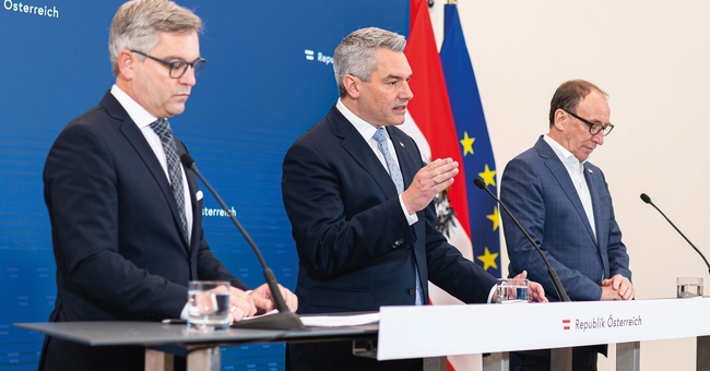 Finanzminister Magnus Brunner, Bundeskanzler Karl Nehammer und Gesundheitsminister Johannes Rauch bei der Präsentation der Gesundheitsreform. © BKA/Florian Schrötter