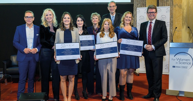 (v. l. n. r.) Stefan Geister, Andrea Schmoranzer-Jerabek, Larissa Traxler PhD, Kathrin Spettel MSc, Sabine Haag, Kristina Breitenecker MSc, Heinz Faßmann, Melanie Korbelius PhD und Bundesminister für Bildung, Wissenschaft und Forschung Martin Polaschek © Leadersnet/ H. Tremmel