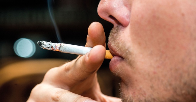 Mann raucht Zigarette © Shutterstock