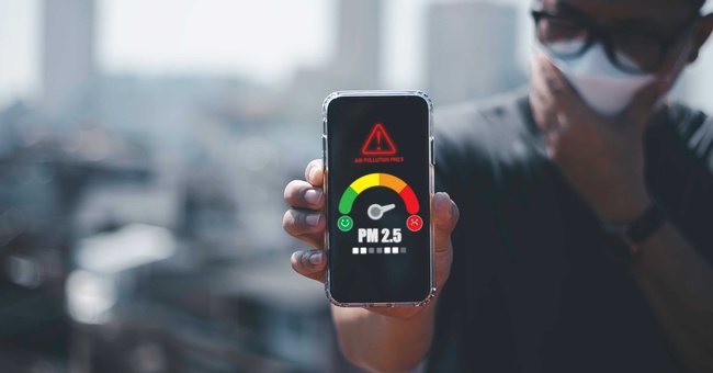 Smartphone zeigt Feinstaubbelastung © Shutterstock