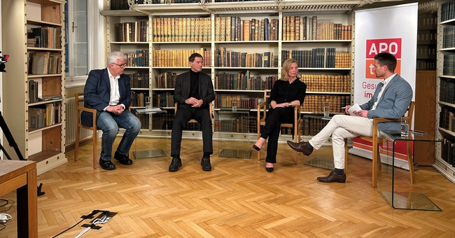 Andreas Huss, MBA, und Dr. Reinhold Kerbl folgten der Einladung von Mag. pharm. Dr. Ulrike Mursch-Edlmayr in die Bibliothek der Österreichischen Apothekerkammer. © Beigestellt