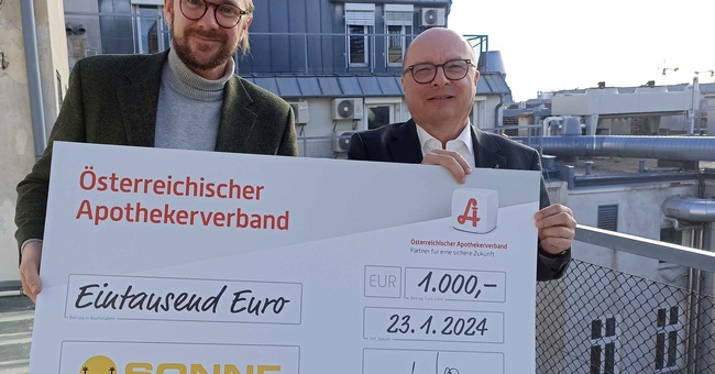 SONNE-Projektleiter Armin Mösinger und Verbandspräsident  Thomas W. Veitschegger bei der Scheckübergabe. © SONNE