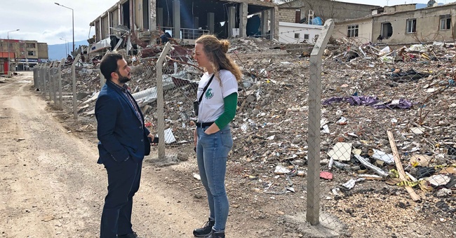 Mohammad Hassan Idlebi erklärt mir das verheerende Ausmaß der Zerstörung in Nurdağı. © beigestellt