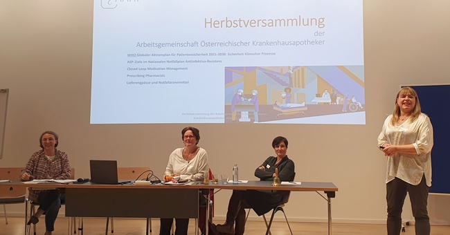 Der Vorstand der AAHP, vertreten durch Präsidentin Martina Jeske (stehend), Alexandra Pointinger (Vermögensverwalterin), Irene Lagoja (2. Vizepräsidentin) und Sandra Freimann-Pircher (Schriftführerin) (von links) © beigestellt