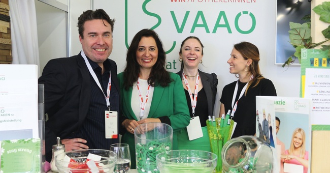 VAAÖ-Präsident Mag. pharm. Raimund Podroschko, -Vizepräsidentin Ergott-Badawi sowie Christina Fuchs – gemeinsam mit Daniela Göttinger (nicht im Bild) – und Sonja Guntschnig, , VAAÖ-Landesgruppenobfrau in Salzburg © VAAÖ