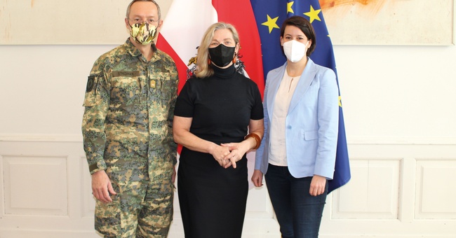 v.l.n.r. Generalmajor Rudolf Striedinger, Koordination Logistik; Mag. Dr. Ulrike Mursch-Edlmayr, Präsidentin der Österreichischen Apothekerkammer und Dr. Katharina Reich, Chief Medical Officer, der GECKO. © Österreichische Apothekerkammer