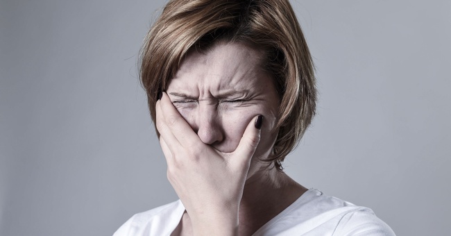 Frau mit Schmerzen im Gesicht © Shutterstock