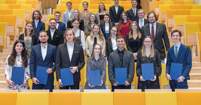 Insgesamt 29 Studentinnen und Studenten konnten sich über ihren Bachelor-Abschluss an der PMU freuen. © Wild & Team Fotoagentur GmbH