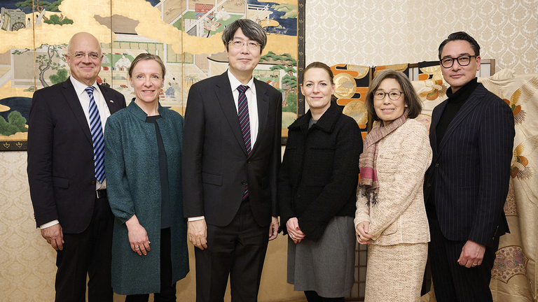 V.&thinsp;l.&thinsp;n.&thinsp;r.: Univ.-Prof. Dr. Wolfgang Mazal, MMag. Astrid  Jankowitsch, S.&thinsp;E. Iwama Kiminori, Mag. (FH) Elisabeth Keil,  Univ.-Prof. Dr. Mariko Yoshida, Mag. Michael Laschan &copy;  Martin H&ouml;rmandinger