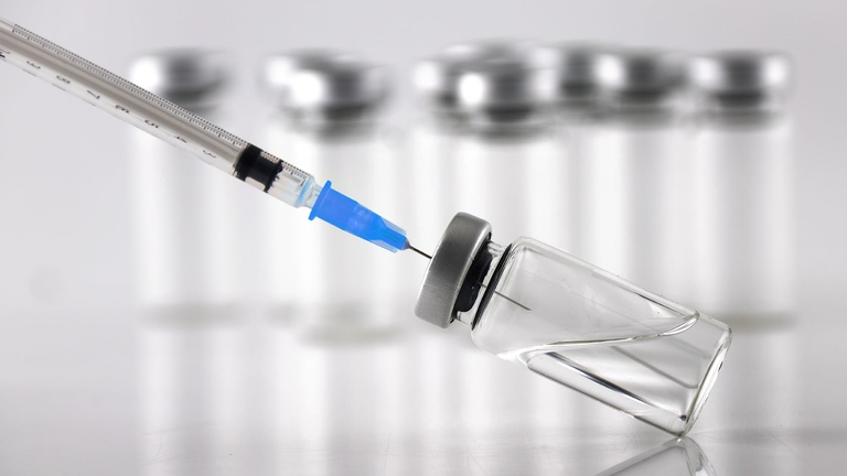 Impfstoff Covid-19 &copy; shutterstock