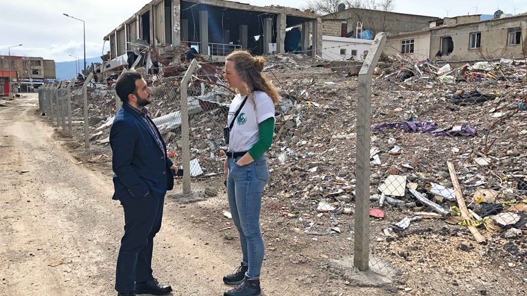 Mohammad Hassan Idlebi erklärt mir das verheerende Ausmaß der Zerstörung in Nurdağı. © beigestellt