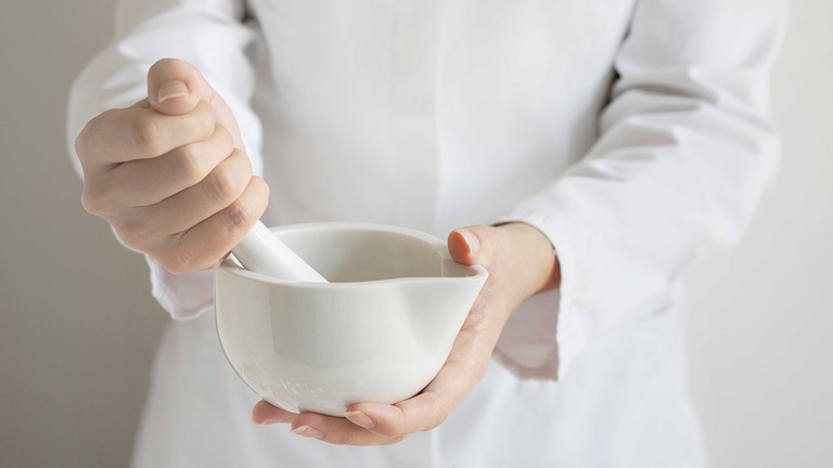 Schale und M&ouml;rser zur magistralen Herstellung von Arzneimitteln &copy; Shutterstock