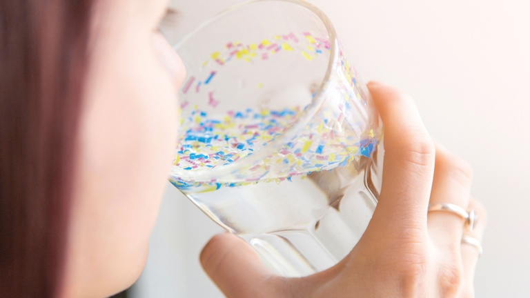 Mikroplastik in Glas Wasser &copy; Shutterstock