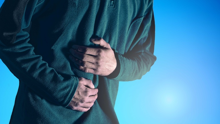 Mann mit Magenschmerzen © Shutterstock