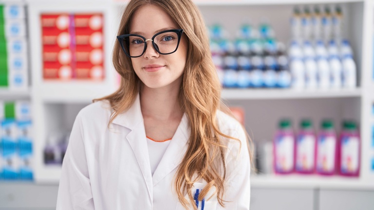Junge Apothekerin © Shutterstock