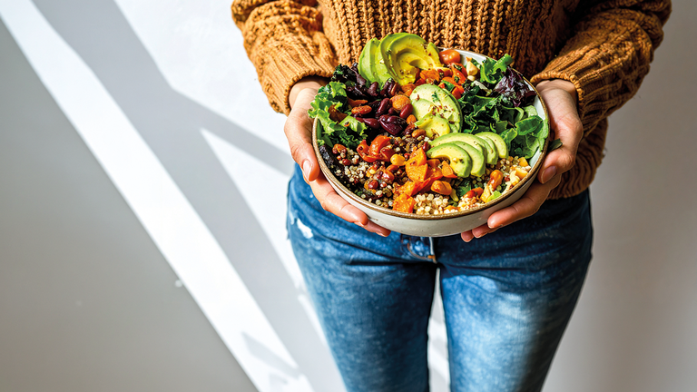 Die wichtigsten Ballaststoffquellen in der westlichen Ern&auml;hrung sind Vollkorngetreide, Gem&uuml;se und Obst, aber auch N&uuml;sse, Samen und H&uuml;lsenfr&uuml;chte. &copy; AdobeStock