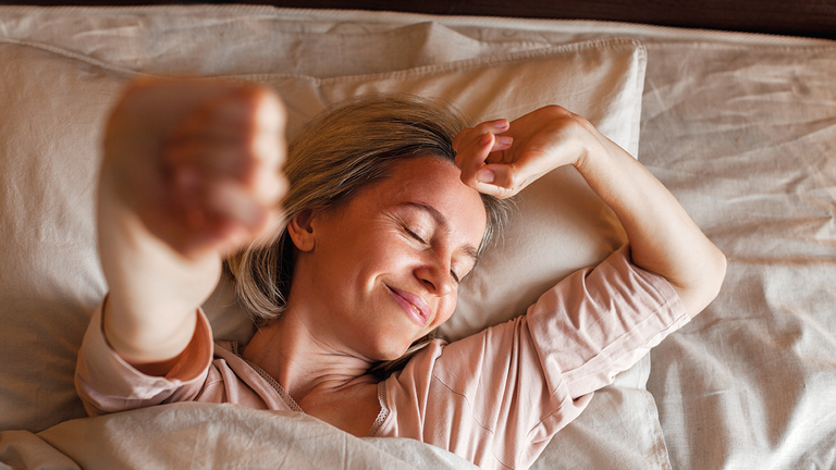 Der Neurokinin-Rezeptorantagonist Elinzanetant vermindert nicht nur Hitzewallungen, sondern wirkt sich auch positiv auf den Schlaf und die Lebensqualit&auml;t menopausaler Frauen aus. &copy; AdobeStock