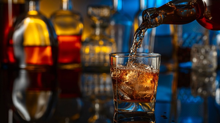 Alkohol wird in ein Glas eingeschenkt. &copy; Shutterstock