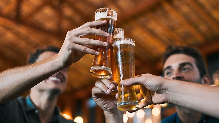 M&auml;nner trinken Bier. &copy; Shutterstock