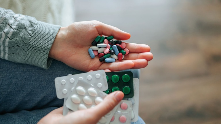 Mensch hält Tabletten in der Hand. © Shutterstock