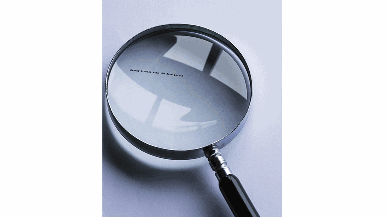 Unter der Lupe &copy; shutterstock