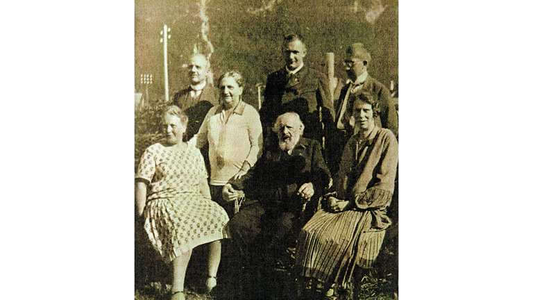 Gr&uuml;ndeten 1926 die Internationale Gesellschaft f&uuml;r die Geschichte der Pharmazie (v.&thinsp;l.&thinsp;n.&thinsp;r.): Ludwig Winkler, Fritz Ferchl und Walther Zimmermann (hinten) sowie (davor) Emma Ferchl, Elisa Tschirch, Alexander Tschirch und Anna Winkler. &copy; Familienarchiv Winkler