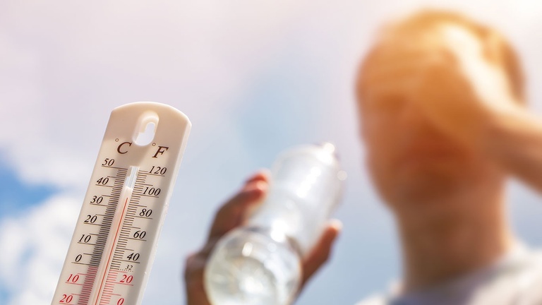 Hitze Mann trinkt &copy; Shutterstock